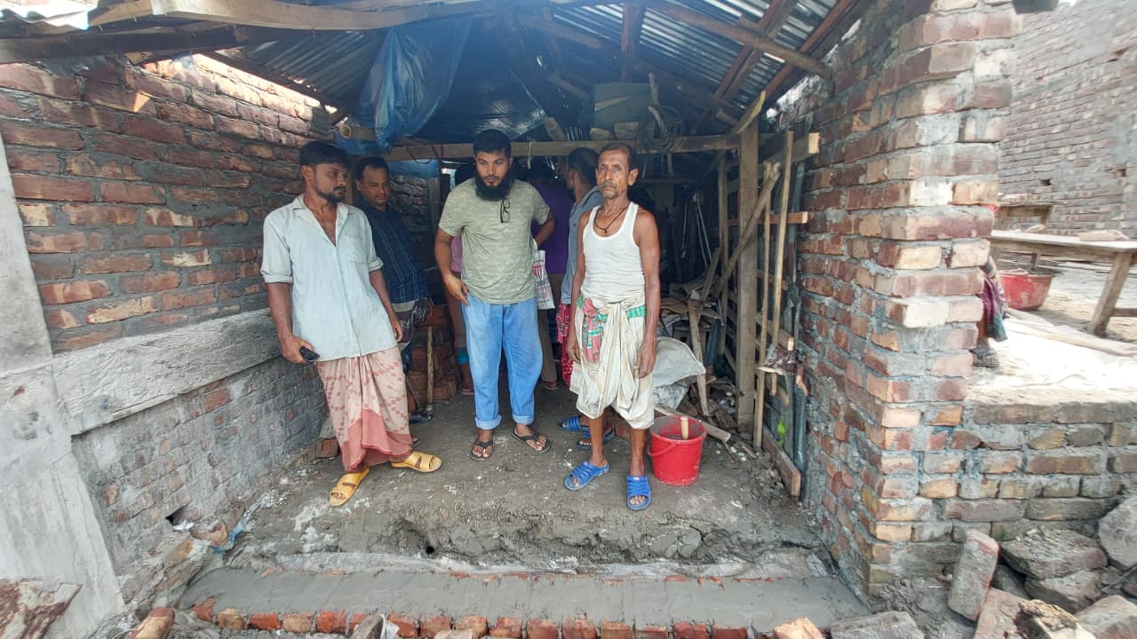 মোরেলগঞ্জে ভূমিহীন নরেনের চায়ের দোকান দখলের চেষ্টার অভিযোগ